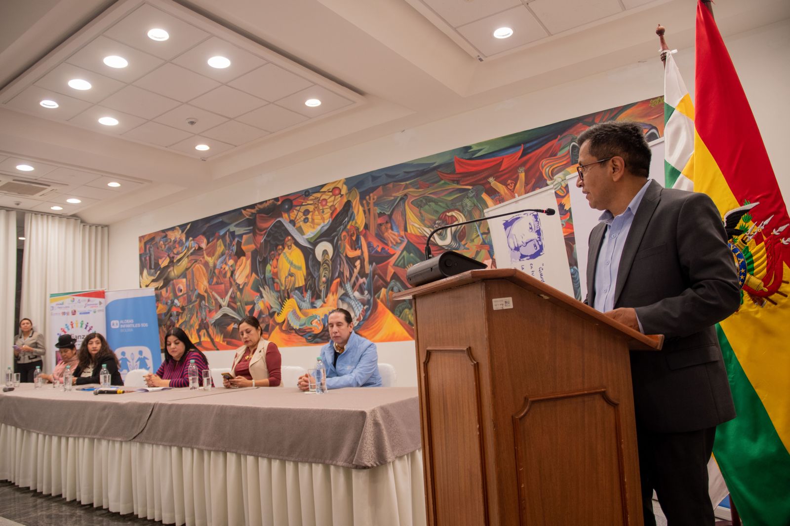 Defensor del Pueblo y sociedad civil entregan al Gobierno reglamento de la Ley 1680 para proteger a hijas e hijos huérfanos de feminicidio